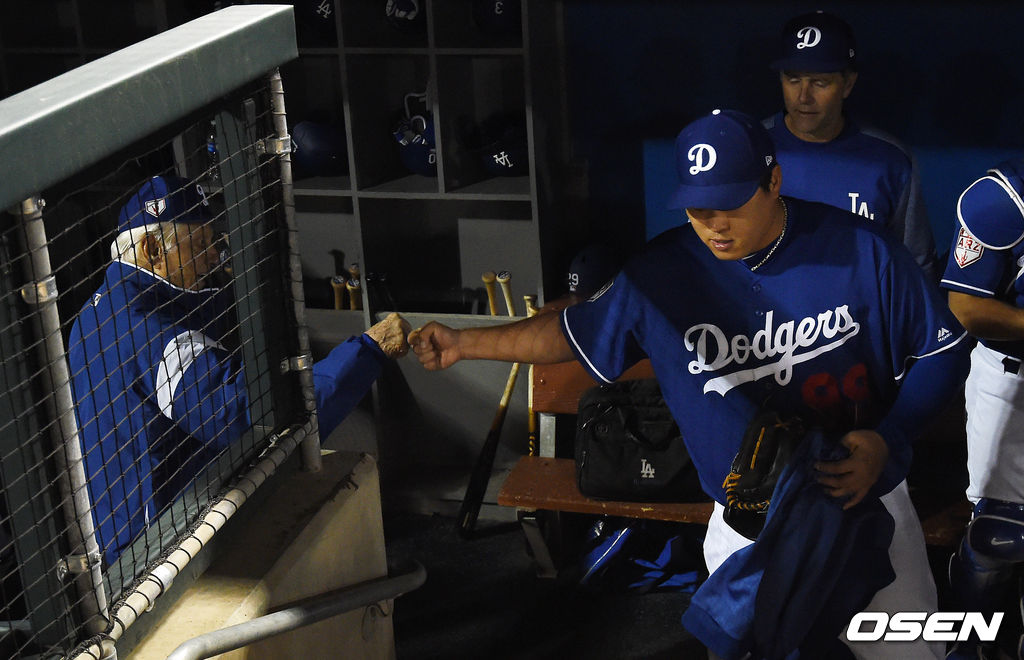 토미 라소다 전 다저스 감독이 2019 메이저리그 시범경기 캔자스시티전 선발 투수로 나선 류현진과 주먹을 맞대고 있다. /jpnews@osen.co.kr