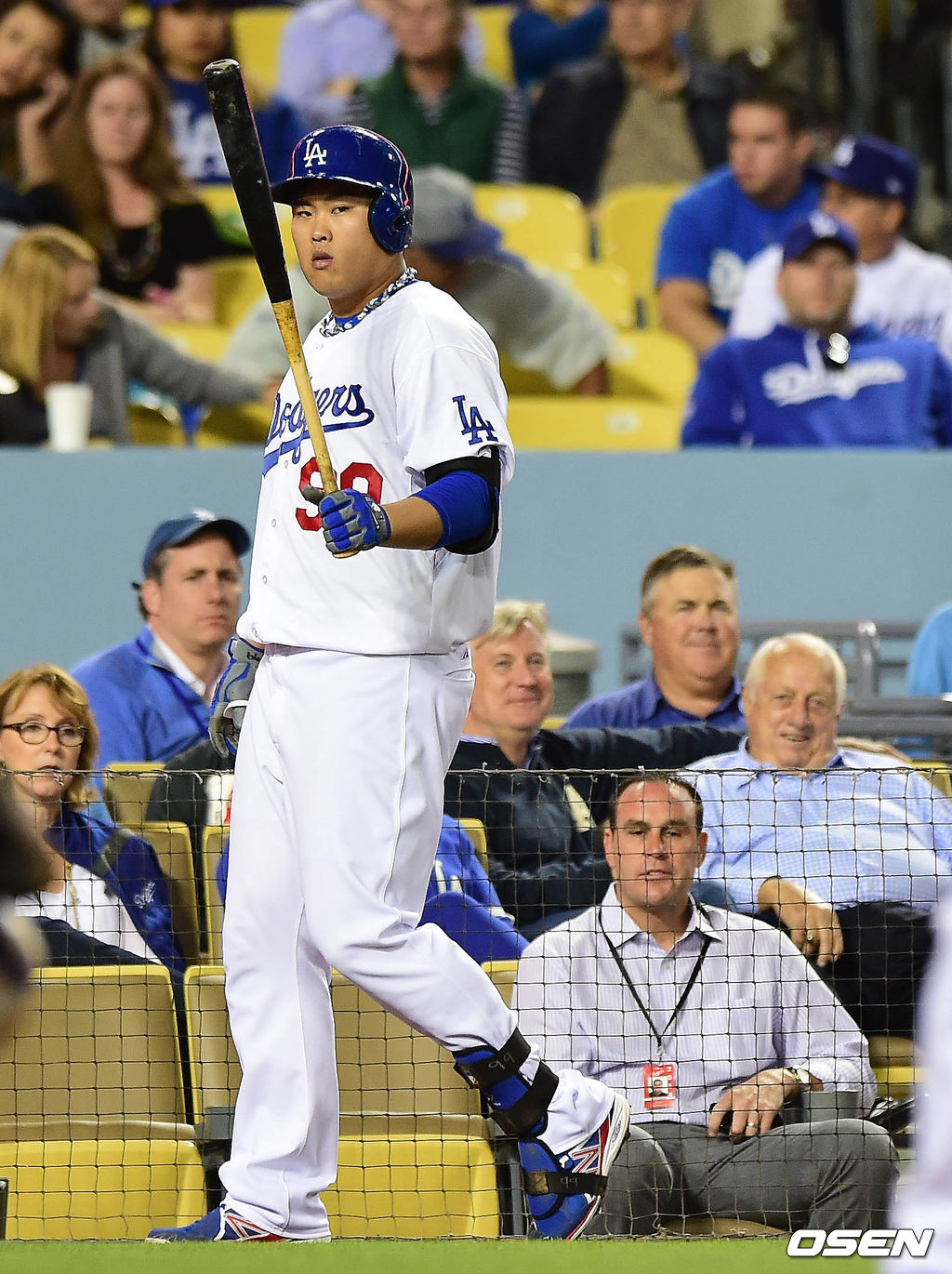 토미 라소다 전 다저스 감독이 2014 메이저리그 LA와 콜로라도의 경기에서 타석에 들어서는 류현진을 바라보고 있다. /youngrae@osen.co.kr