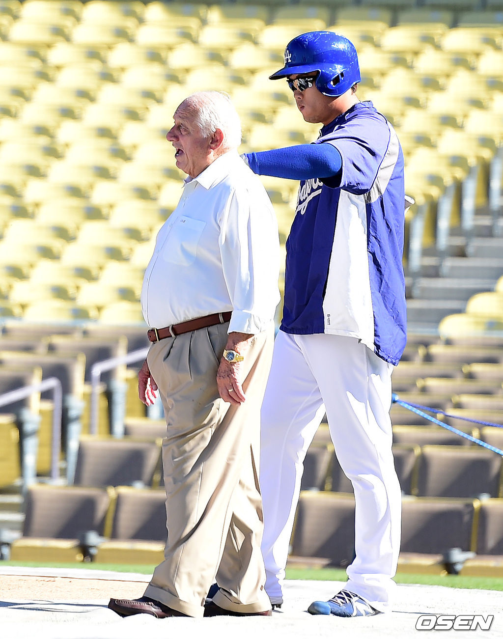 토미 라소다 전 다저스 감독이 2014 메이저리그 LA와 애리조나의 경기에 앞서 훈련 중인 류현진을 격려하고 있다. /jpnews@osen.co.kr