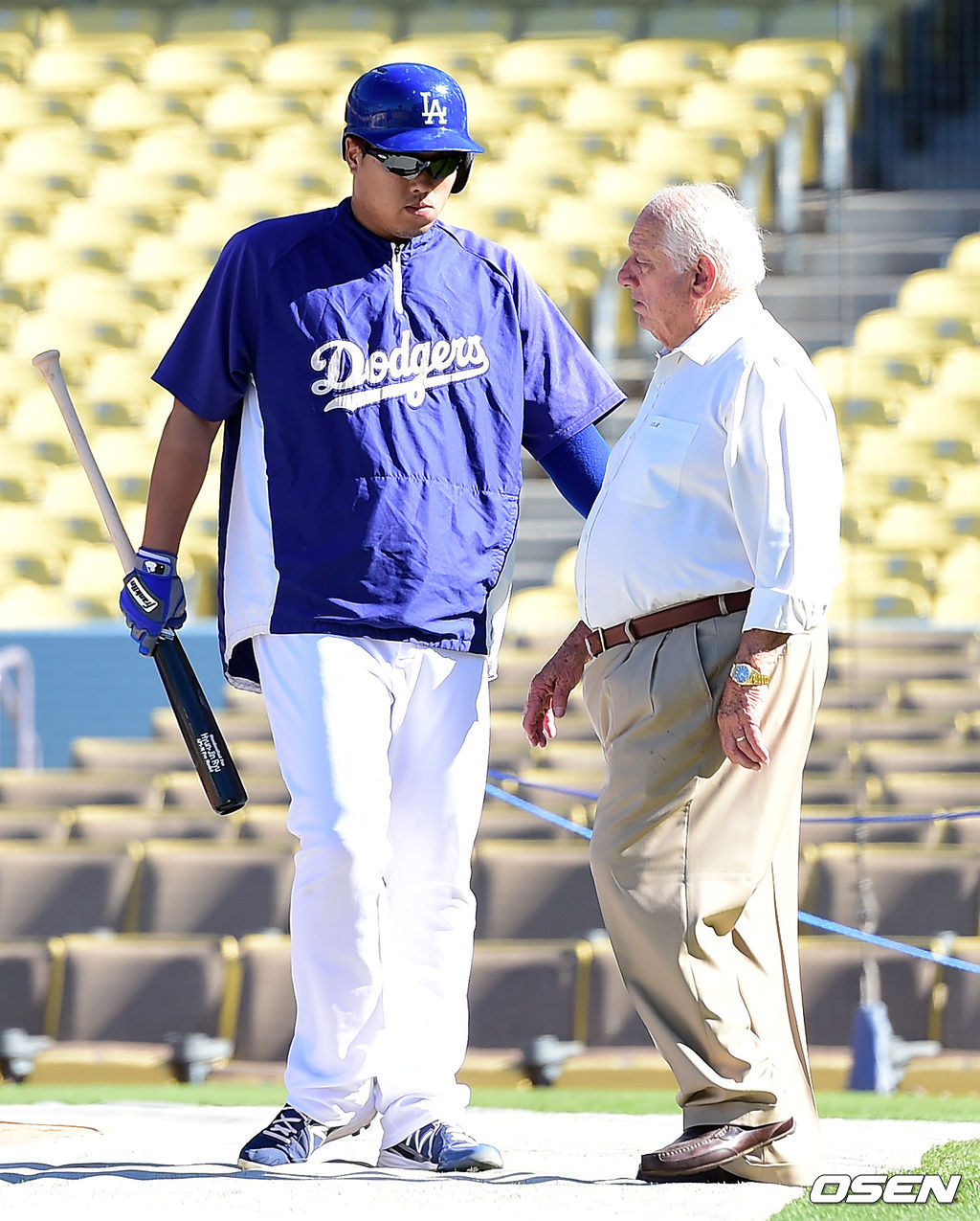 토미 라소다 전 다저스 감독이 2014 메이저리그 LA와 애리조나의 경기에 앞서 훈련 중인 류현진을 격려하고 있다. /jpnews@osen.co.kr