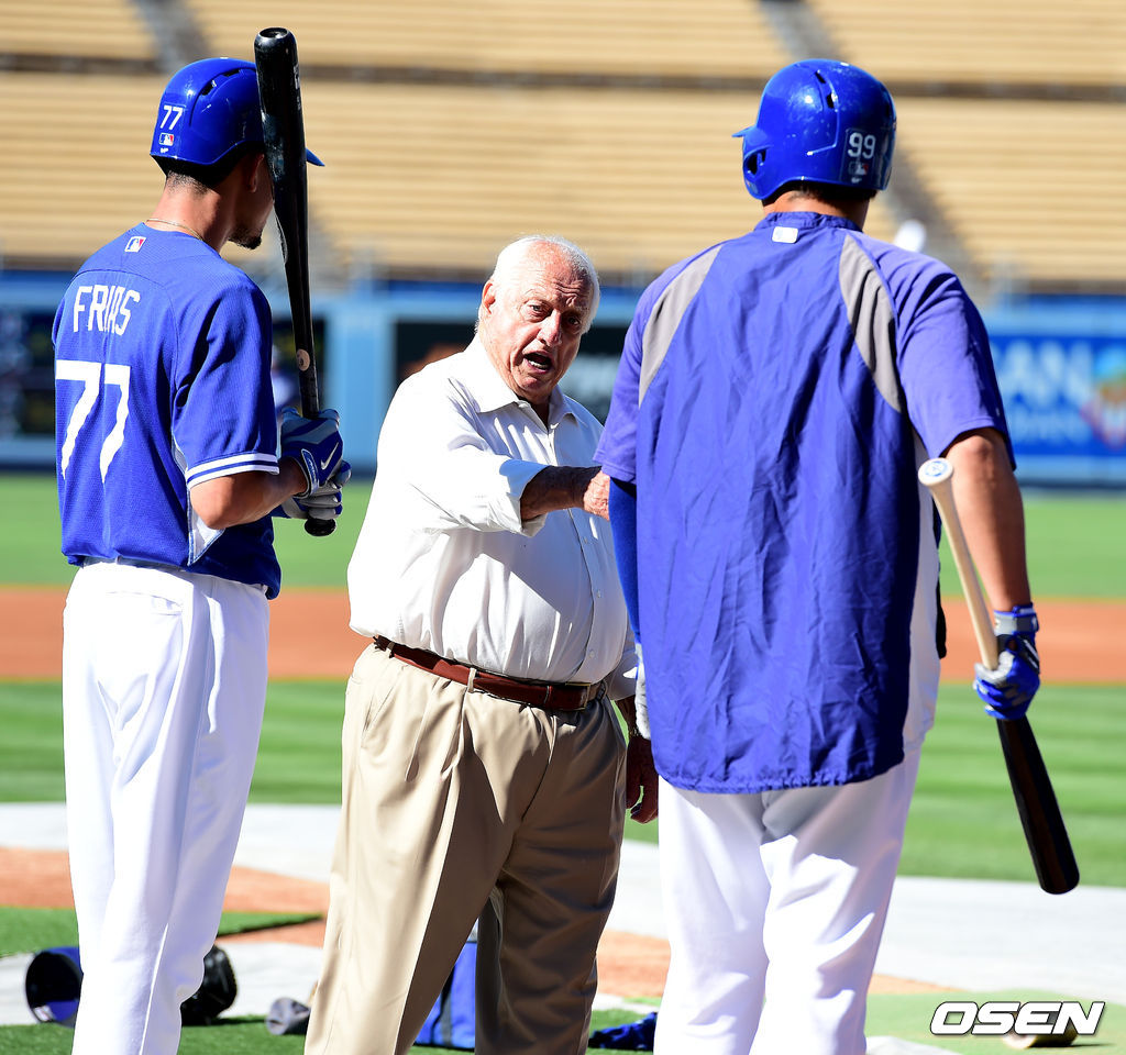 토미 라소다 전 다저스 감독이 2014 메이저리그 LA와 애리조나의 경기에 앞서 훈련 중인 류현진을 격려하고 있다. /jpnews@osen.co.kr