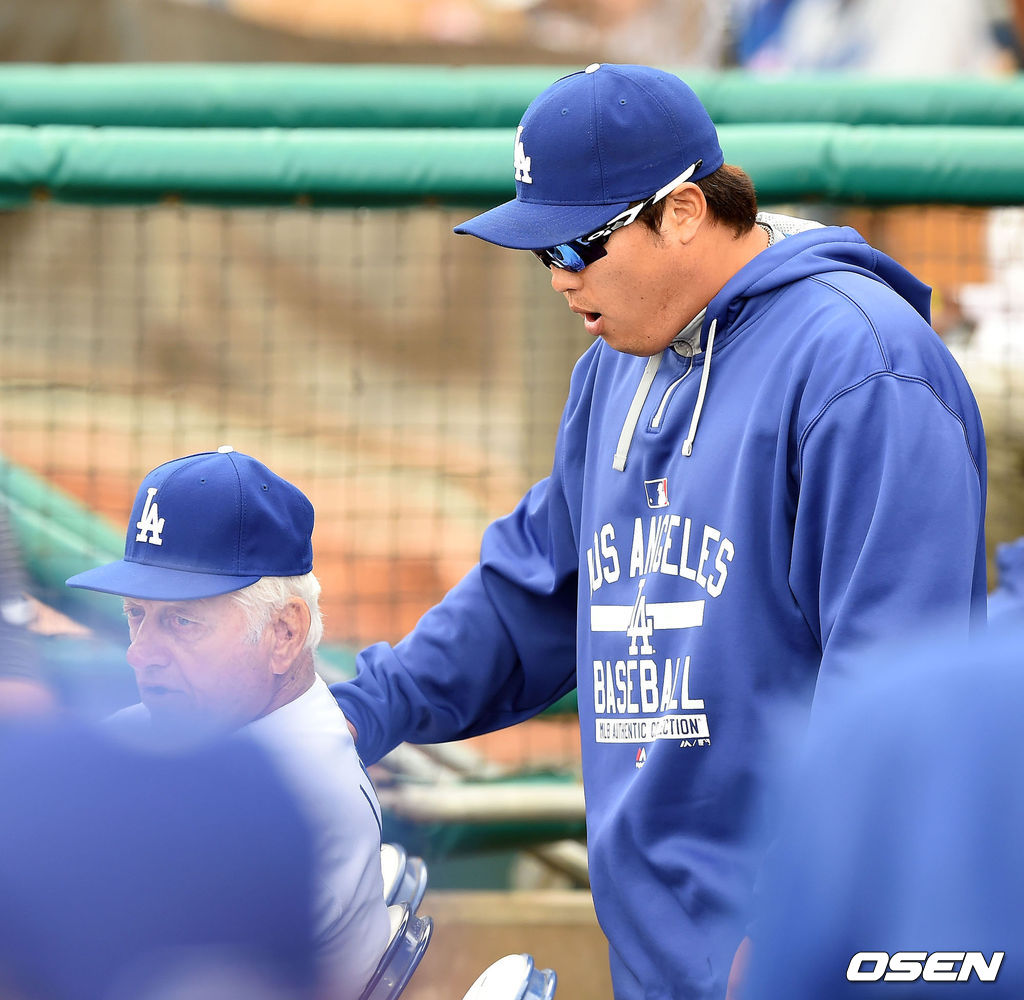토미 라소다 전 다저스 감독이 2015 메이저리그 시범경기를 찾아 류현진과 더그아웃에서 이야기를 나누고 있다. /youngrae@osen.co.kr