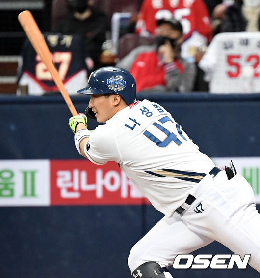 23일 오후 서울 고척스카이돔에서 '2020 신한은행 SOL KBO리그' 한국시리즈 5차전 NC 다이노스와 두산 베어스의 경기가 열렸다.7회말 1사 1,2루에서 NC 나성범이 우전 적시타를 치고 있다. /sunday@osen.co.kr