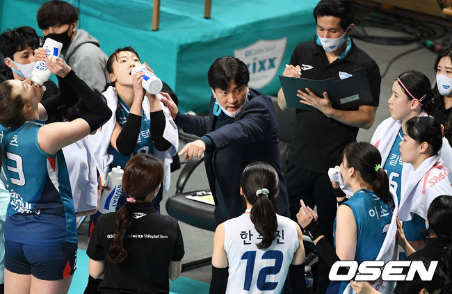 1세트 GS 차상현 감독이 작전타임을 갖고 있다. /jpenws@osen.co.kr