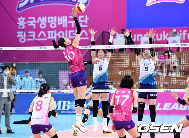 4세트 흥국생명 김연경이 GS칼텍스의 블로킹 벽을 피해 공격을 시도하고 있다. /sunday@osen.co.kr