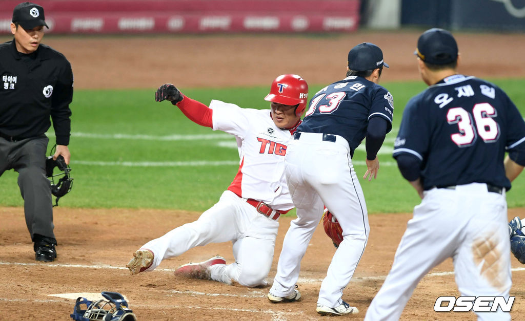 26일 오후 광주-기아 챔피언스필드에서 '2017 타이어뱅크 KBO리그' 한국시리즈 2차전 KIA 타이거즈와 두산 베어스의 경기가 열렸다. 8회말 1사 1, 3루 상황 KIA 나지완의 3루수 땅볼 때 런다운에 걸린 김주찬이 홈을 파고 들어 세이프되고 있다. /dreamer@osen.co.kr