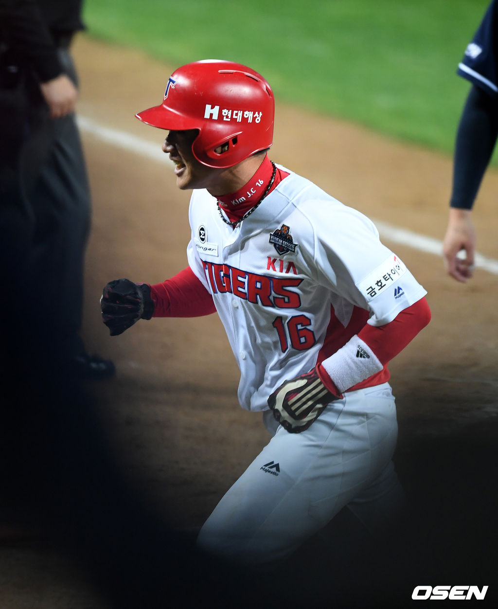 26일 오후 광주-기아 챔피언스필드에서 열린 '2017 타이어뱅크 KBO리그' 한국시리즈 2차전 KIA 타이거즈와 두산 베어스의 경기, 8회말 1사 1,3루에서 KIA 김주찬이 나지완의 3루 땅볼에 협살에 걸렸지만 두산 양의지에 앞서 홈에서 세이프되고 있다. /jpnews@osen.co.kr