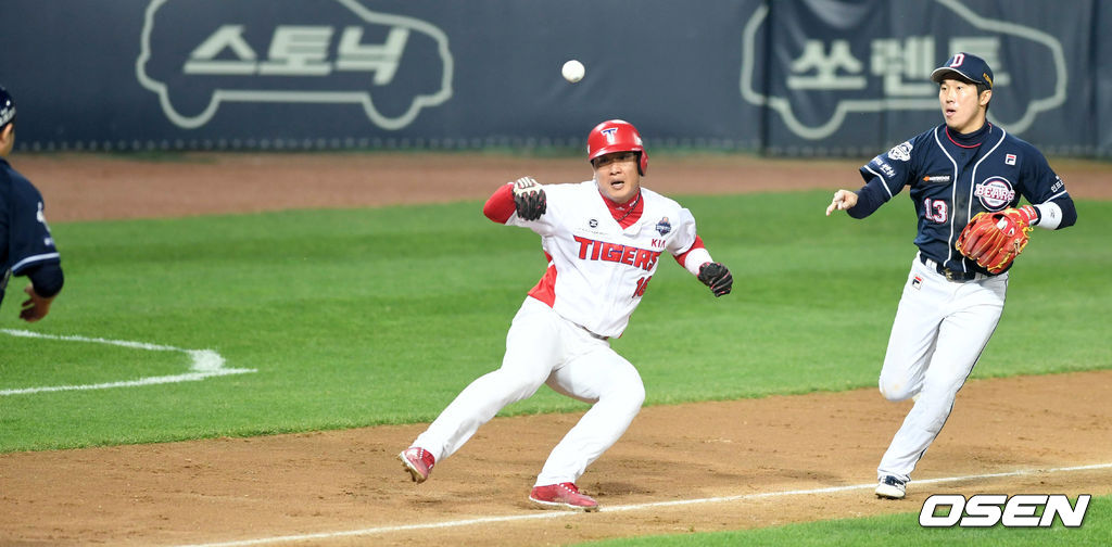 26일 오후 광주-기아 챔피언스필드에서 '2017 타이어뱅크 KBO리그' 한국시리즈 2차전 KIA 타이거즈와 두산 베어스의 경기가 열렸다. 8회말 1사 1, 3루 상황 KIA 나지완의 3루수 땅볼 때 3루주자 김주찬이 런다운 플레이를 펼치고 있다. /dreamer@osen.co.kr