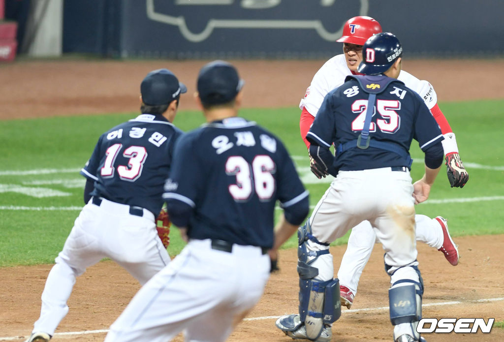 26일 오후 광주-기아 챔피언스필드에서 '2017 타이어뱅크 KBO리그' 한국시리즈 2차전 KIA 타이거즈와 두산 베어스의 경기가 열렸다. 8회말 1사 1, 3루 상황 KIA 나지완의 3루수 땅볼 때 런다운에 걸린 김주찬이 홈으로 파고들고 있다. / dreamer@osen.co.kr