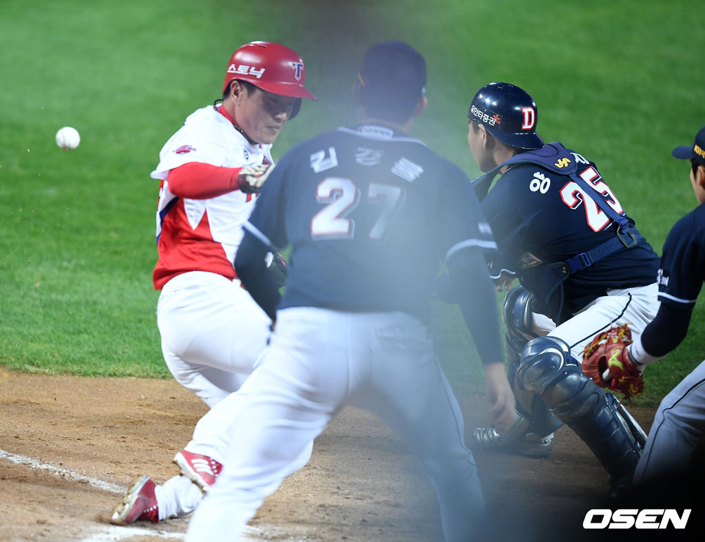 26일 오후 광주-기아 챔피언스필드에서 열린 '2017 타이어뱅크 KBO리그' 한국시리즈 2차전 KIA 타이거즈와 두산 베어스의 경기, 8회말 1사 1,3루에서 KIA 김주찬이 나지완의 3루 땅볼에 협살에 걸렸지만 두산 양의지에 앞서 홈에서 세이프되고 있다. /jpnews@osen.co.kr