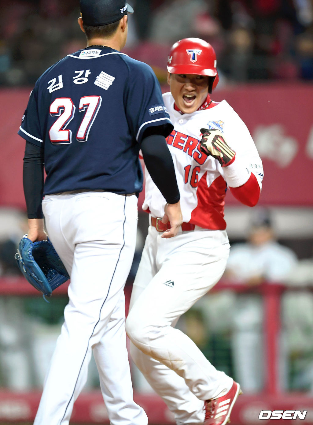 [OSEN=광주, 손용호 기자]8회말 1사 1, 3루 상황 KIA 나지완의 3루수 땅볼 때 런다운에 걸린 김주찬이 홈을 파고 들어 세이프된 뒤 환호하고 있다. /spjj@osen.co.kr