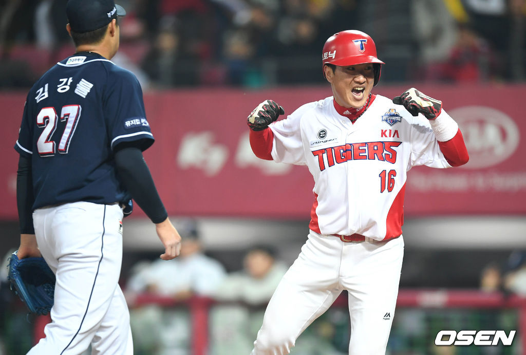 [OSEN=광주, 손용호 기자]8회말 1사 1, 3루 상황 KIA 나지완의 3루수 땅볼 때 런다운에 걸린 김주찬이 홈을 파고 들어 세이프된 뒤 환호하고 있다. /spjj@osen.co.kr