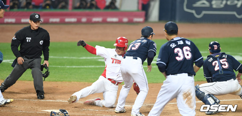 8회말 1사 1, 3루 상황 KIA 나지완의 3루수 땅볼 때 런다운에 걸린 김주찬이 홈을 파고 들어 세이프되고 있다. /dreamer@osen.co.kr