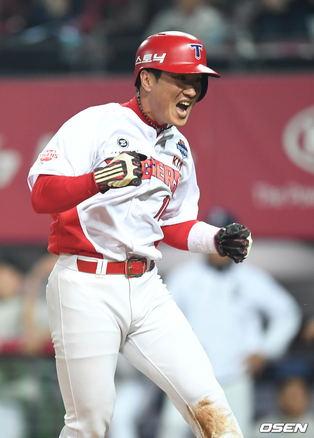 [OSEN=광주, 손용호 기자]8회말 1사 1, 3루 상황 KIA 나지완의 3루수 땅볼 때 런다운에 걸린 김주찬이 홈을 파고 들어 세이프된 뒤 환호하고 있다.  /spjj@osen.co.kr