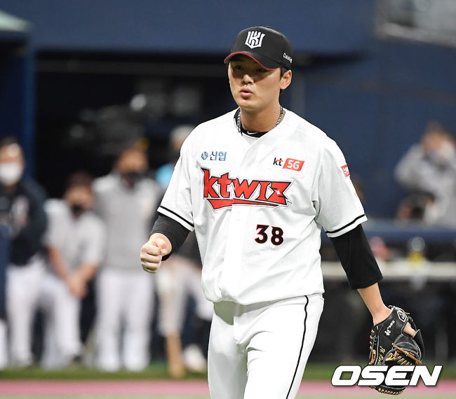 7회초 2사 1,2루 KT 주권이 두산 오재원을 삼진으로 잡아낸 뒤 주먹을 쥐고 있다. /youngrae@osen.co.kr 
