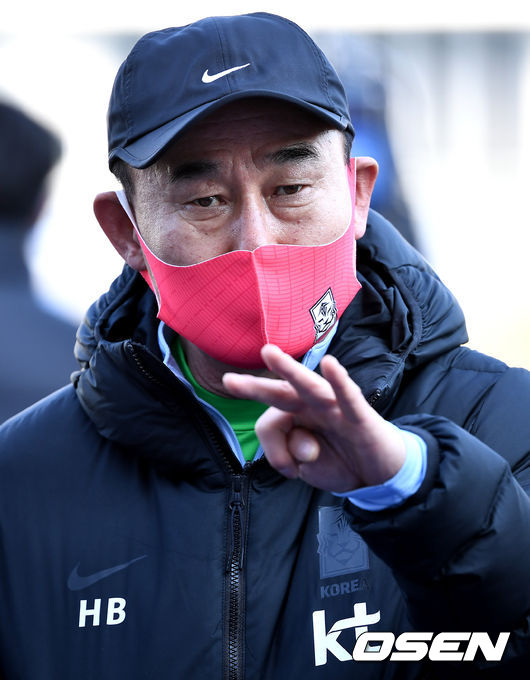 김학범 감독이 이끄는 대한민국 축구 올림픽대표팀이 12일 오후 강릉 종합운동장에서 도쿄올림픽을 준비하는 2021년 1차 국내 소집훈련을 가졌다.  김학범 감독이 훈련 시작을 앞두고 취재진과 질의응답 시간을 갖고 있다. / dreamer@osen.co.kr