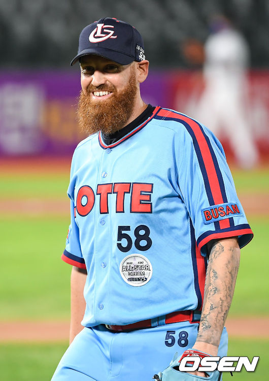 2회초 이닝종료 후 롯데 스트레일리가 미소 지으며 더그아웃으로 들어가고 있다. / soul1014@osen.co.kr