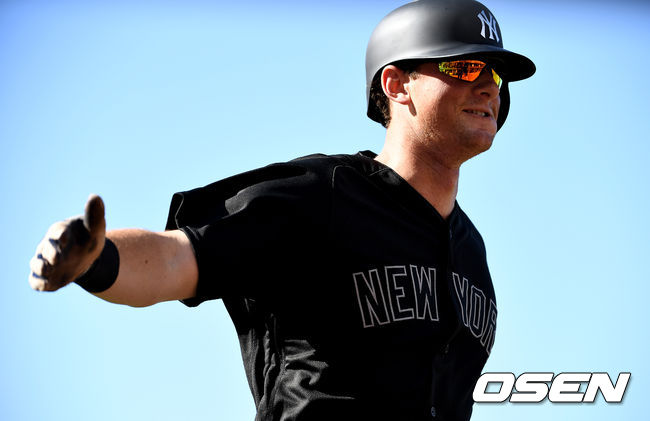 1회초 무사 선두타자로 나선 양키스 DJ 르메이휴가 선제 솔로포를 날리고 홈을 밟은 더그아웃으로 향하며 기뻐하고 있다. /dreamer@osen.co.kr