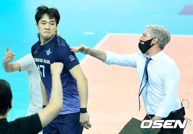 대한항공이 강적 KB손해보험을 꺾고 계속 선두를 달리고 있다. 대한항공은 15일 인천 계양체육관에서 열린 도드람 2020~2021 V리그 남자부 4라운드 KB손해보험과 홈경기에서 세트 스코어 3-2(25-16, 21-25, 25-21, 19-25, 15-13)로 이겼다. 5세트 대한항공 로베르토 산틸리 감독이 정지석과 기쁨을 나누고 있다./ ksl0919@osen.co.kr
