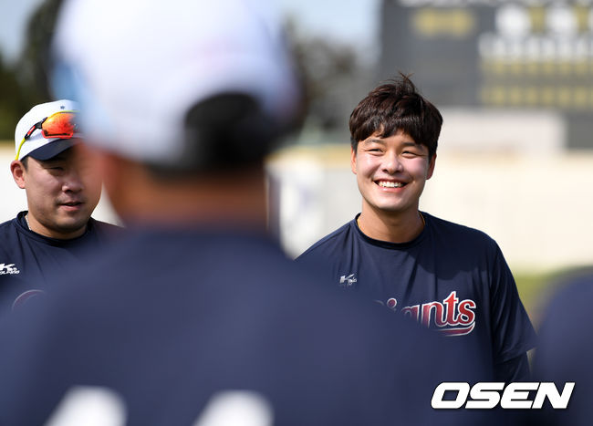 롯데 자이언츠의 2020 스프링캠프가 7일 호주 애들레이드 웨스트 비치 파크에서 진행됐다.롯데 민병헌이 훈련에 앞서 선수들에게 공지사항을 전달하고 있다. /sunday@osen.co.kr