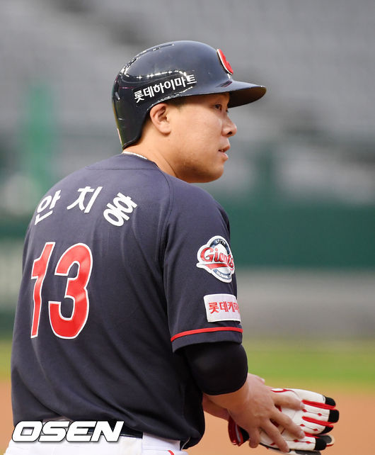 21일 오후 인천 SK행복드림구장에서 ‘2020 신한은행 SOL KBO리그’ SK 와이번스와 롯데 자이언츠의 경기가 열렸다.3회초 2사 주자 만루 롯데 안치홍이 좌익수 앞 2타점 적시타를 날린 후 1루에서 기뻐하고 있다. / rumi@osen.co.kr