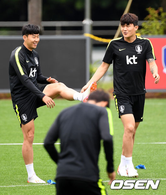 손흥민과 김민재가 몸을 풀며 대화를 나누고 있다. /dreamer@osen.co.kr