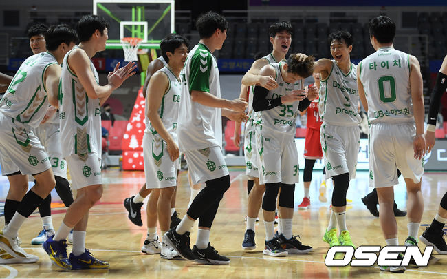 경기 종료 후 DB 선수들이 마지막 득점을 올린 두경민과 함께 승리를 기뻐하고 있다. /cej@osen.co.kr