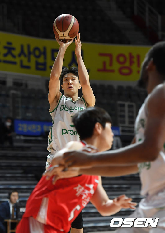 3쿼터 DB 허웅이 슛ㅇ르 성공하고 있다. /cej@osen.co.kr