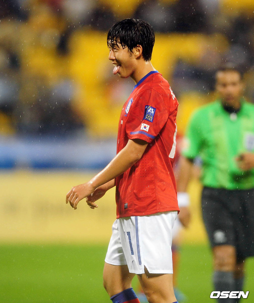 슛이 빗나가자 아쉬워하는 '18세 막내' 손흥민
