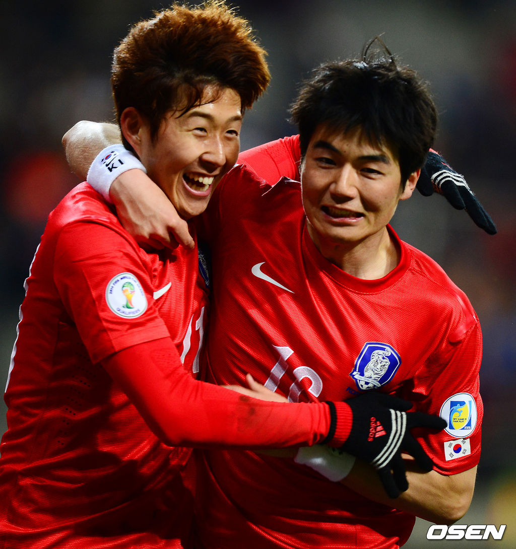 손흥민이 골을 넣고 기성용과 기쁨을 나누고 있다.
