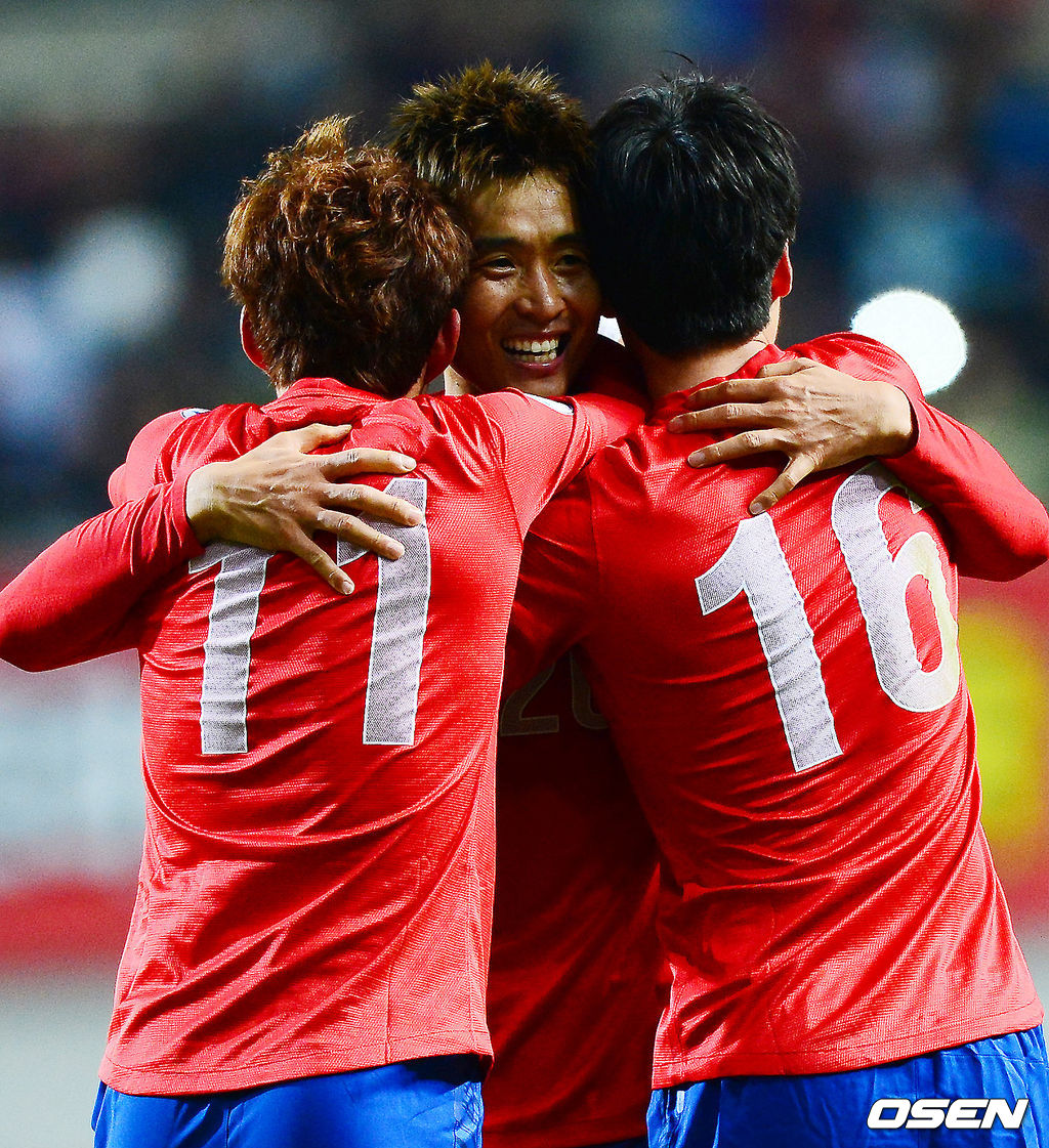이동국이 골을 넣은 손흥민, 기성용과 기쁨을 나누고 있다.