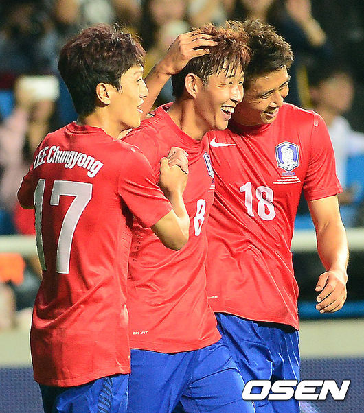 [OSEN DB] 손흥민이 이청용, 구자철과 기쁨을 나누고 있다.