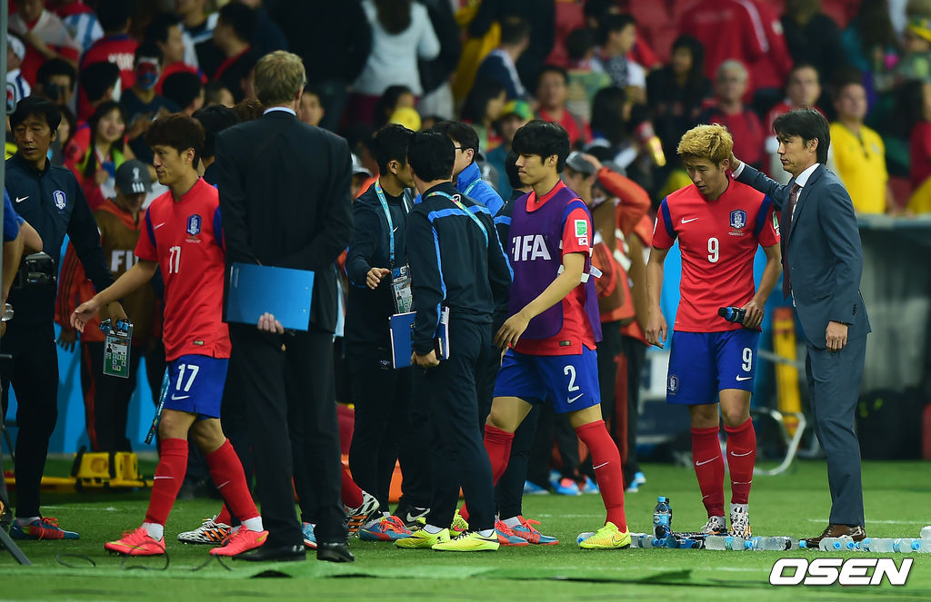 경기를 마치고 홍명보 감독이 손흥민을 위로하고 있다.