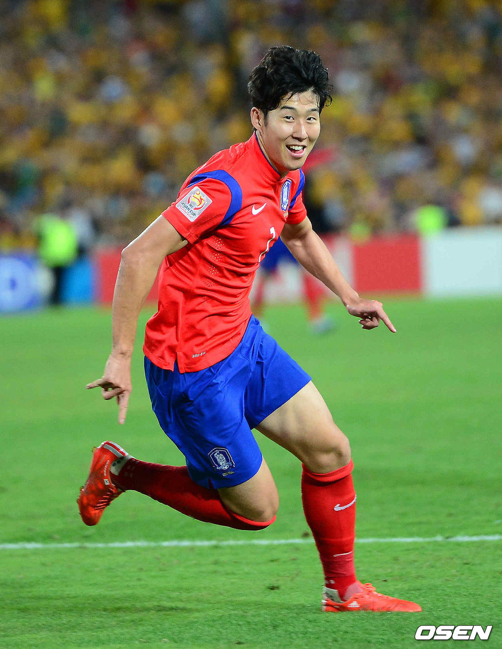 손흥민이 동점골을 넣고 기뻐하고 있다.