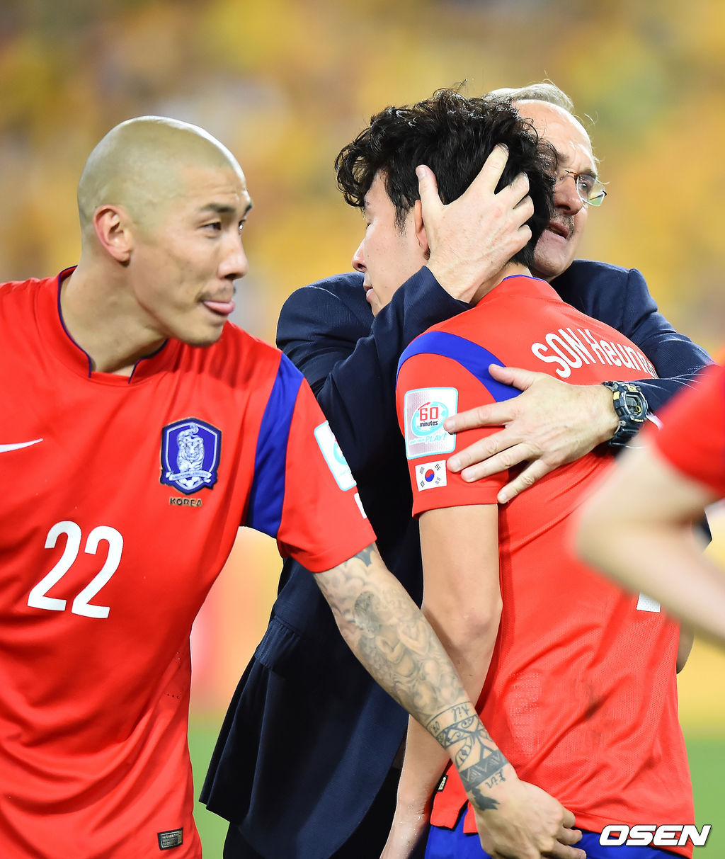 차두리, 슈틸리케 감독이 손흥민을 위로하고 있다. 1960년 이후 55년 만에 우승에 도전했던 한국은 다시 한 번 준우승에 머물러야 했다.