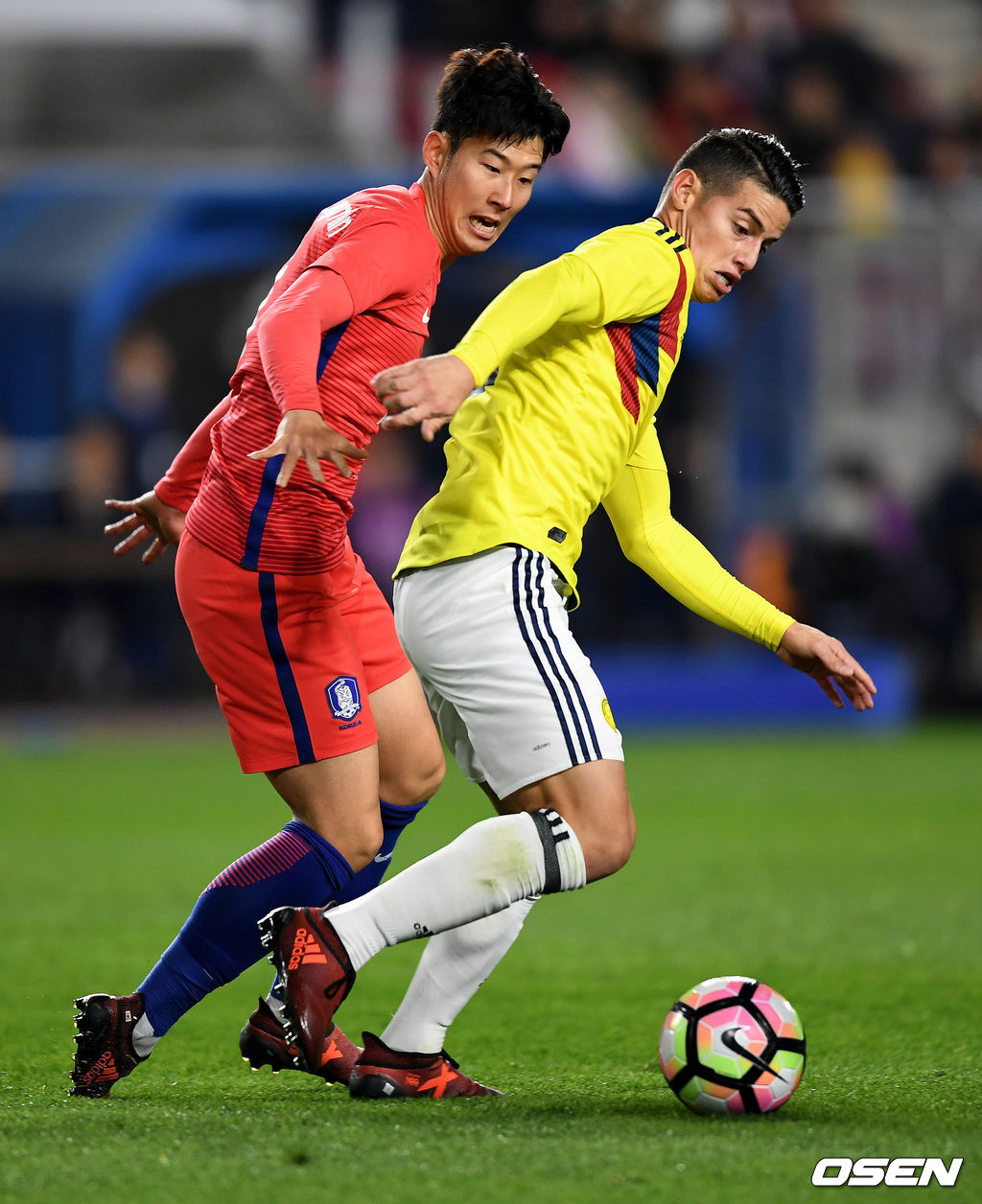 손흥민과 콜롬비아 하메스가 볼을 다투고 있다.
