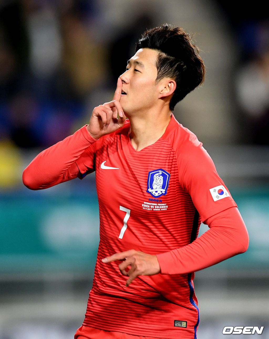 손흥민이 선제골을 넣고 기뻐하고 있다.