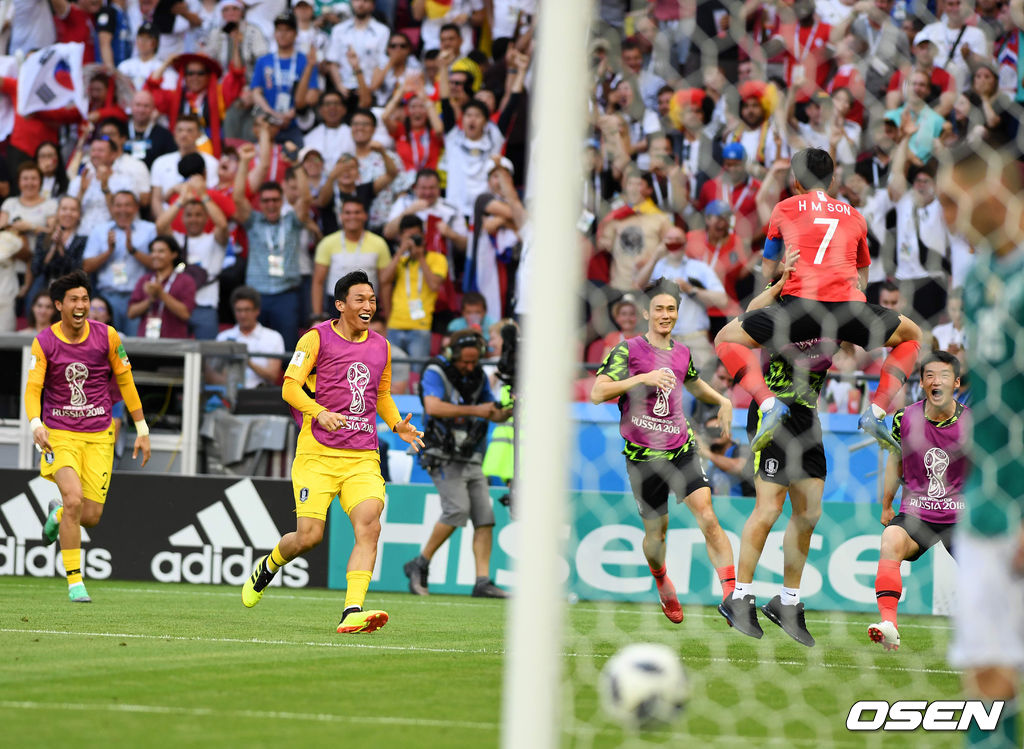 손흥민이 쐐기골을 넣고 동료선수들과 기뻐하고 있다.