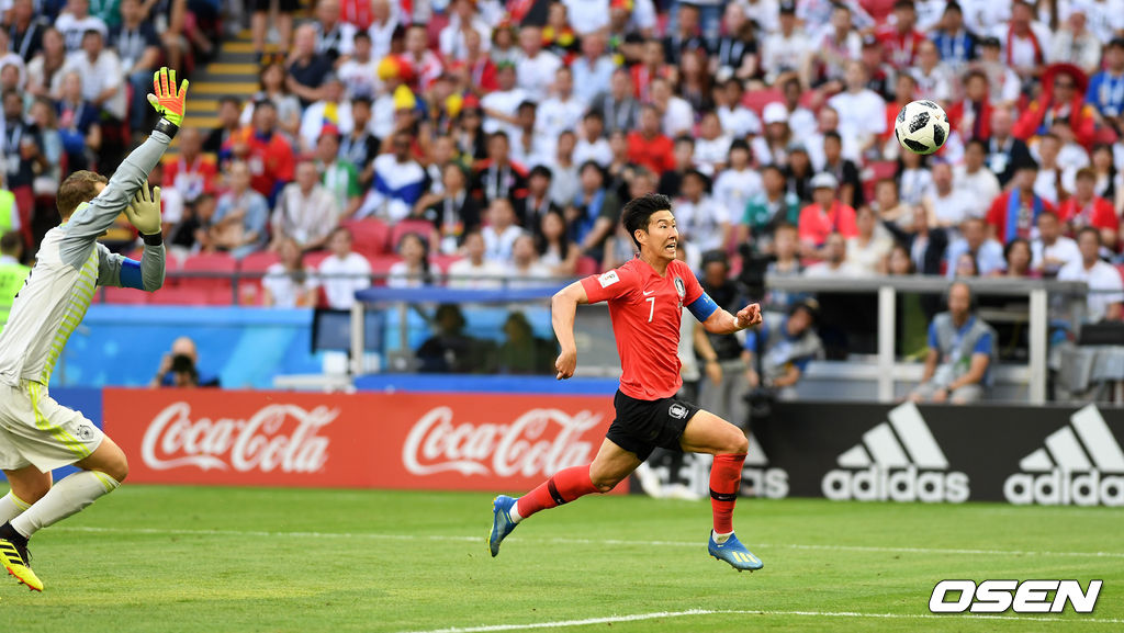 손흥민이 독일 노이어 골키퍼를 피해 드리블을 하고 있다.