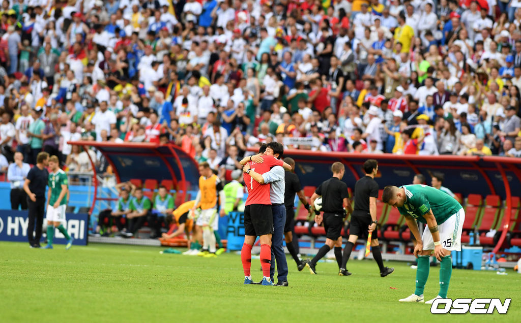 독일전을 마치고 손흥민이 신태용 감독과 포옹을 하고 있다.