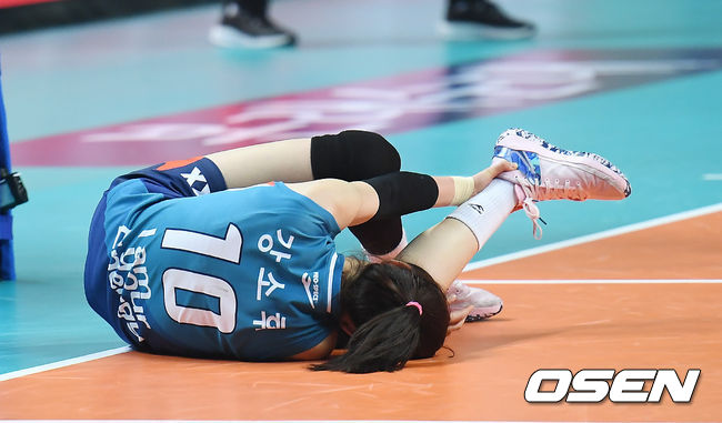 3세트 GS칼텍스 강소휘가 부상을 당해 코트에 쓰러져 있다. /youngrae@osen.co.kr 