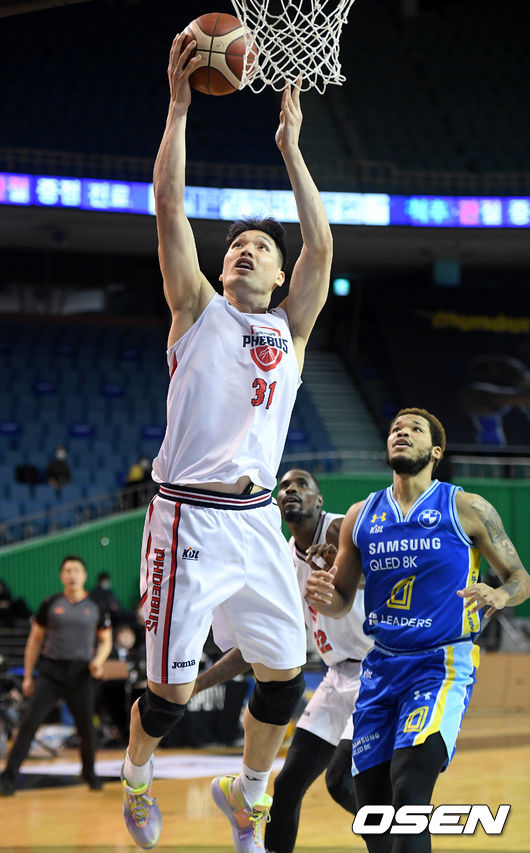 4쿼터 현대모비스 장재석이 골밑슛을 하고 있다. /cej@osen.co.kr