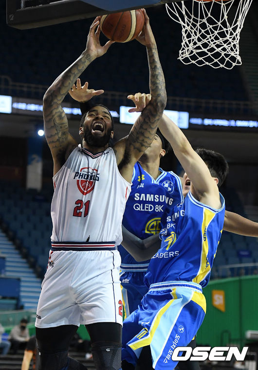 3쿼터 현대모비스 숀 롱이 삼성 김준일에게서 파울을 얻어내고 있다. /cej@osen.co.kr