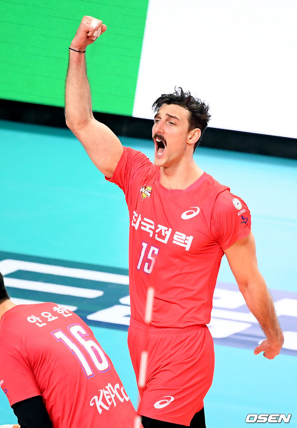 한국전력이 우리카드를 꺾고 2연승을 질주했다.한국전력은 24일 서울 장충체육관에서 열린 ‘도드람 2020-2021 V-리그’ 4라운드 우리카드와의 원정경기에서 세트스코어 3-0(25-21, 25-21, 25-17)으로 셧아웃 승리를 거뒀다. 이날 승리로 한국전력은 2연승을 달렸고, 우리카드는 2연패에 빠졌다. 2세트 한국전력 러셀이 득점에 환호하고 있다. /cej@osen.co.kr