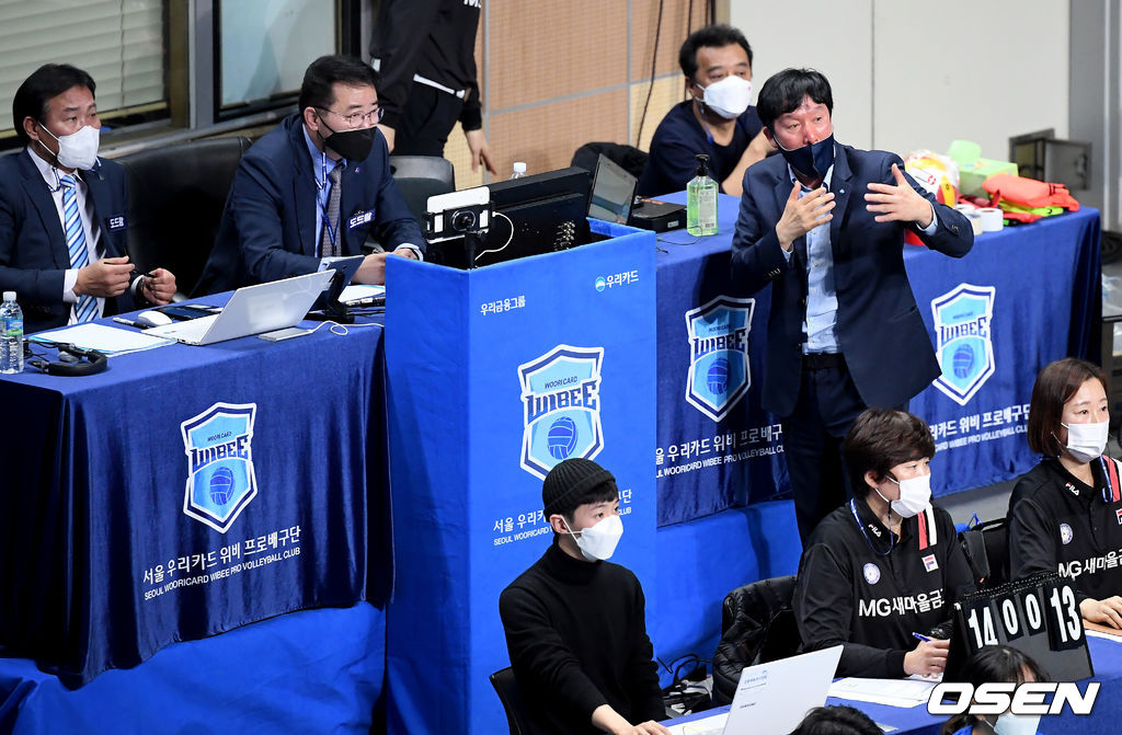 1세트 우리카드 신영철 감독이 판정에 항의하고 있다. /cej@osen.co.kr