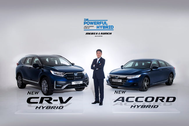 혼다코리아㈜ 이지홍 대표이사가 뉴 CR-V 하이브리드(왼쪽)와 뉴 어코드 하이브리드 사이에서 포즈를 취하고 있다. 