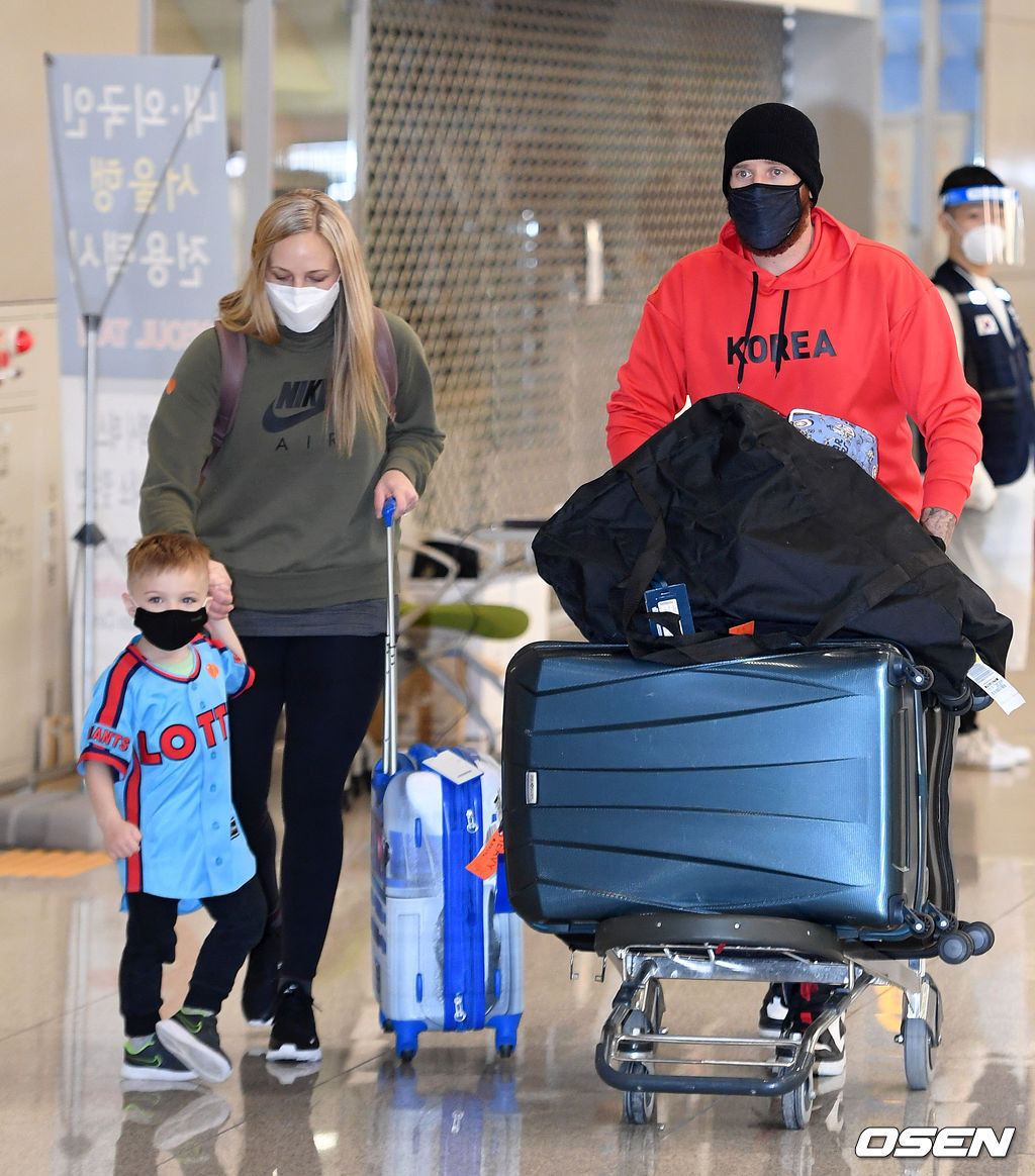 롯데 외국인 투수 댄 스트레일리와 가족들. /sunday@osen.co.kr