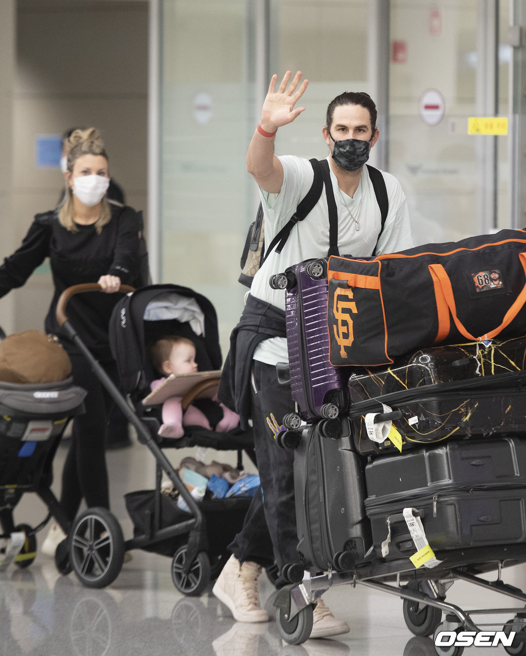 LG 트윈스 외국인 투수 케이시 켈리와 가족들. /sunday@osen.co.kr