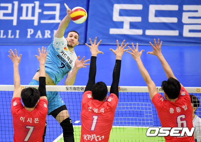 28일 오후 수원 실내체육관에서 '도드람 2020-2021 V리그' 남자부 한국전력과 우리카드의 경기가 열렸다.1세트 우리카드 알렉스가 스파이크를 때리고 있다. /youngrae@osen.co.kr