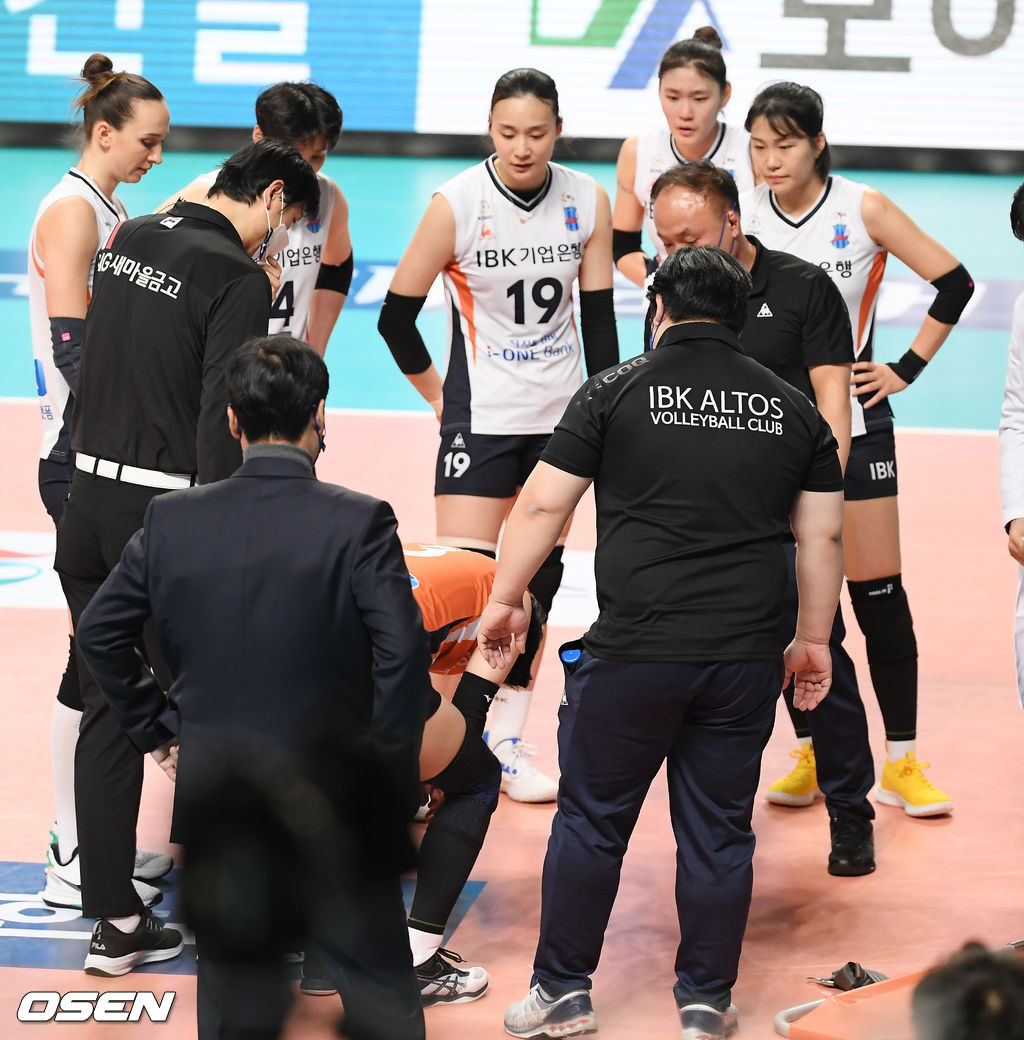 목 통증 호소 신연경 바라보는 IBK기업은행 동료들